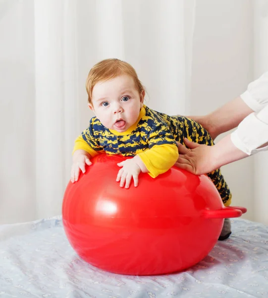 Mutter und Baby turnen mit Ball — Stockfoto