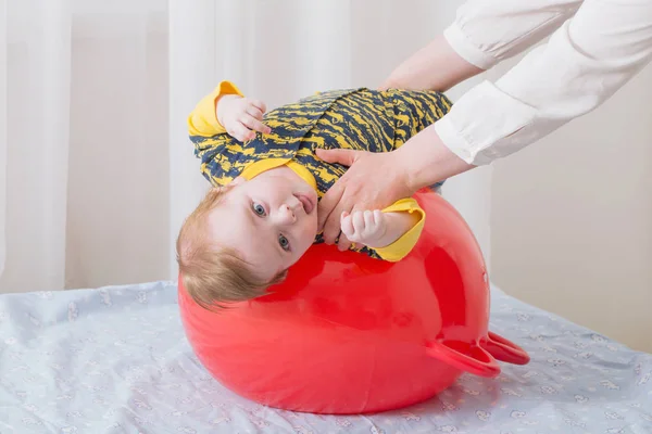 Mutter und Baby turnen mit Ball — Stockfoto
