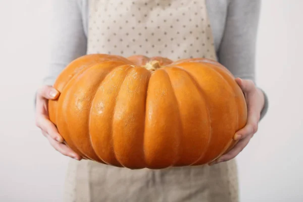 Chica con calabaza en las manos sobre fondo blanco — Foto de Stock