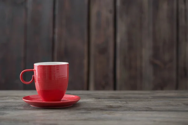 Taza limpia sobre fondo de madera viejo — Foto de Stock