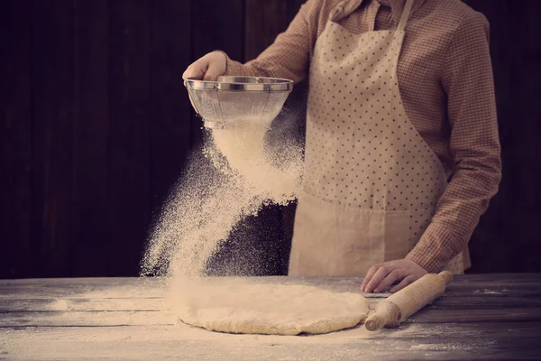 Hände Kochen Teig auf dunklem Holz Hintergrund — Stockfoto
