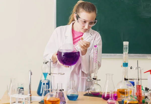 Dziewczyna sprawia, że eksperyment chemiczny w lekcji chemii — Zdjęcie stockowe