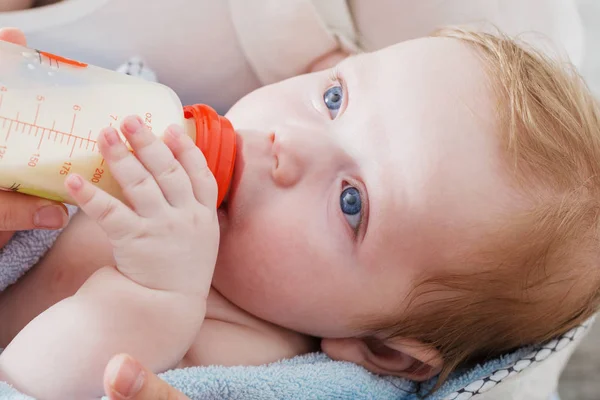 Piccolo bambino che mangia latte dalla bottiglia — Foto Stock