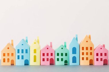 Beyaz arka plan üzerinde izole kağıt evi