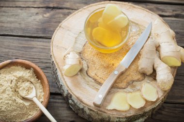 Eski ahşap arka planda zencefil çayı