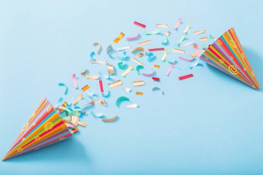 konfeti kağıdı arka plan üzerinde şapkalı doğum günü