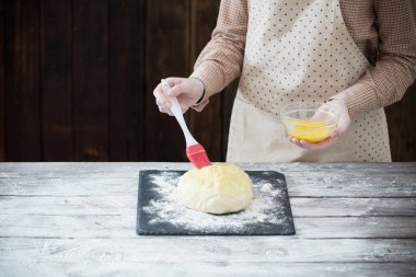  hamur koyu ahşap arka plan üzerinde yemek eller