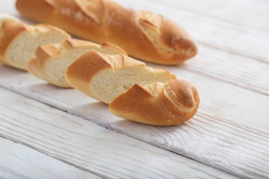 Beyaz ahşap zemin üzerinde baget