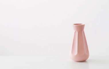 Beyaz arkaplanda pembe vazo