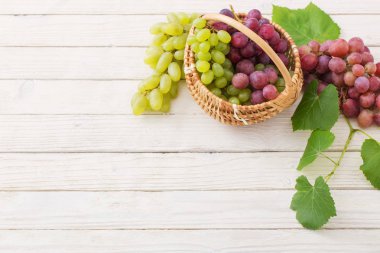 Ahşap zemin üzerinde üzüm