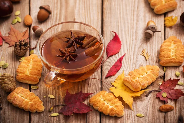 Thé avec biscuits et feuilles d'automne sur fond bois — Photo