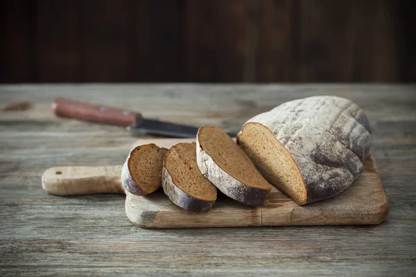 Skivat bröd på träbord — Stockfoto