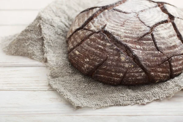 Hembakat bröd på vit trä bakgrund — Stockfoto