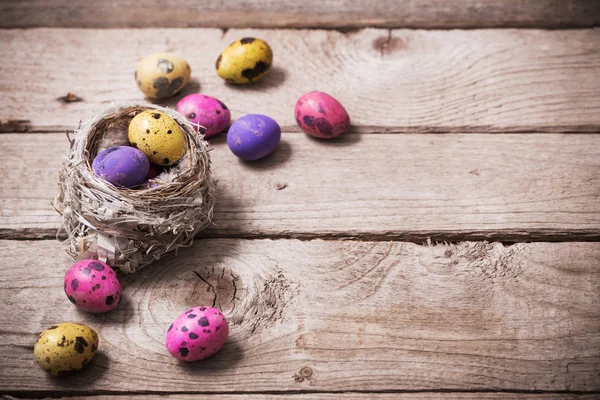 Påskägg i boet på trä bakgrund — Stockfoto