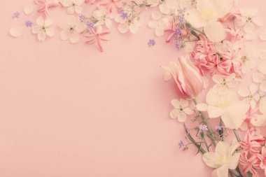 Kağıt arkaplanda güzel bahar çiçekleri