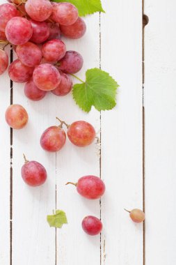 Ahşap zemin üzerinde üzüm