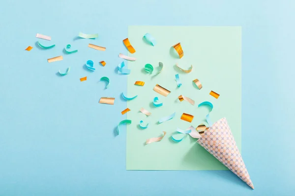 Chapéu de aniversário com confete no fundo de papel — Fotografia de Stock