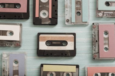 Ahşap arka planda eski Plastik kaset. Retro müzik konsepti