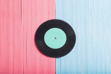 Pembe ve mavi ahşap arka planda müzik kayıtları. Retro müzik Co