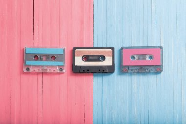 Ahşap arka planda eski Plastik kaset. Retro müzik konsepti