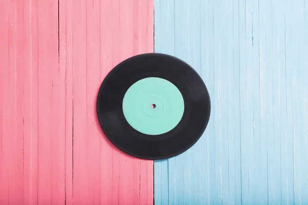 Grabaciones musicales sobre fondo de madera rosa y azul. Música retro co — Foto de Stock