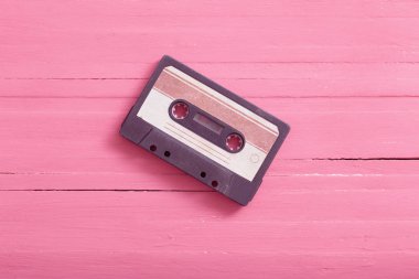 Ahşap arka planda eski Plastik kaset. Retro müzik konsepti