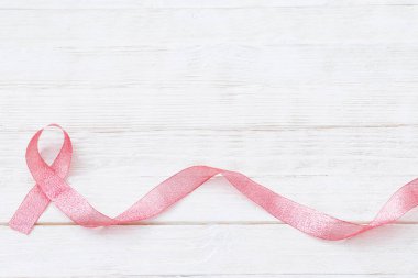 Göğüs kanseriyle mücadelenin sembolü olarak pembe kurdele