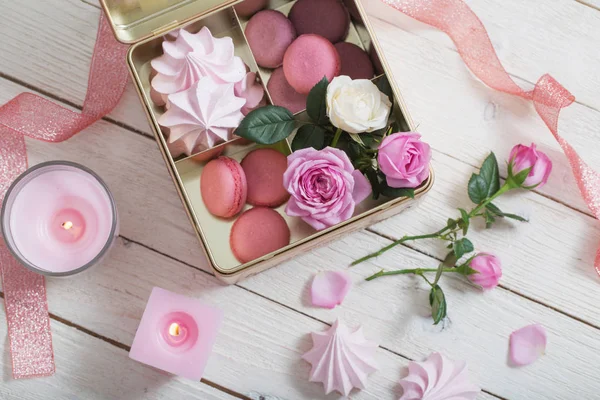 Rosa, desset y velas sobre fondo de madera blanco — Foto de Stock