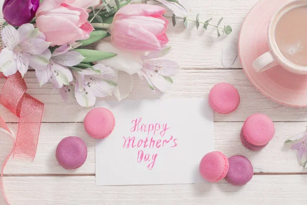 Tulpen und Tasse Kaffee mit Dessert auf weißem Hintergrund. Leuchte — Stockfoto