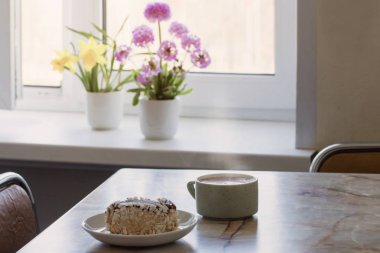 Mermer masada bir fincan kahve.