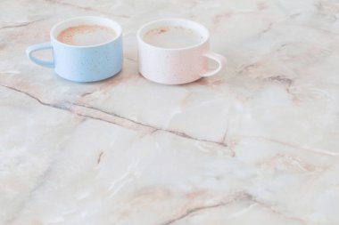 Mermer masada bir fincan kahve.