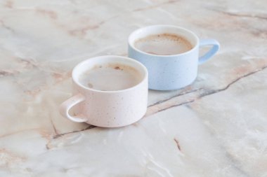 Mermer masada bir fincan kahve.