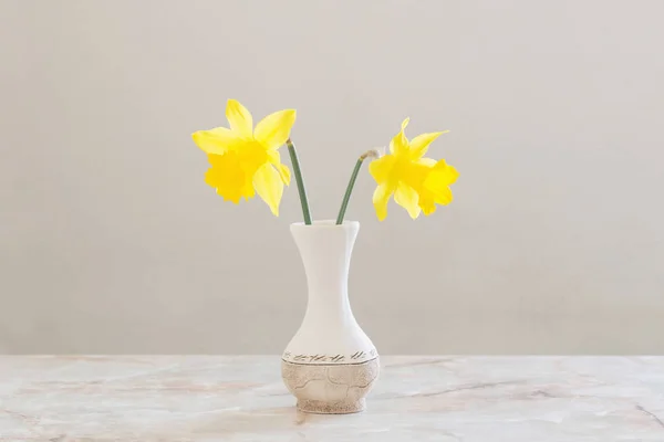 Narcisos amarillos en jarrón — Foto de Stock