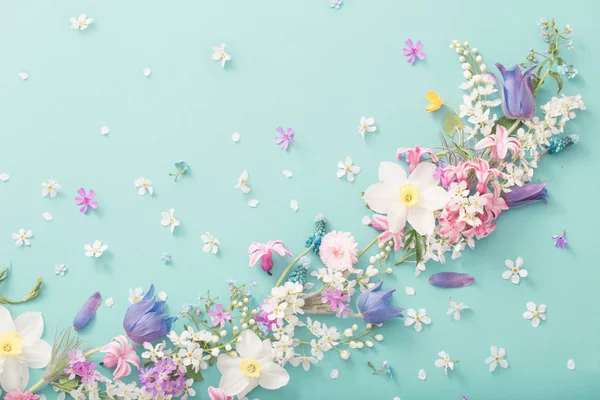 Wiosenne kwiaty na tle papieru — Zdjęcie stockowe