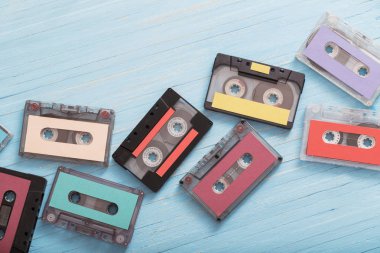 Ahşap arka planda eski Plastik kaset. Retro müzik konsepti