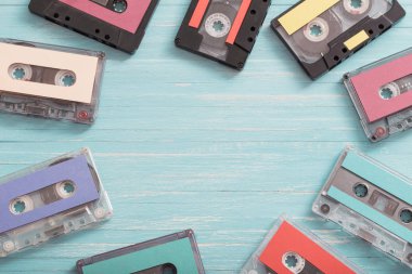 Ahşap arka planda eski Plastik kaset. Retro müzik konsepti