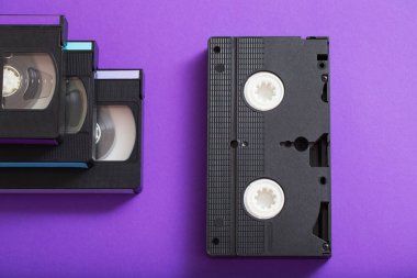 Mor arka planda video kaseti. 