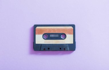Menekşe arka planda eski plastik kaset. Retro müzik konsepti