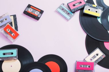 Müzik kasetleri koleksiyonu, kağıt arka plandaki kayıtlar. Retro co