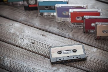 Ahşap arka planda eski Plastik kaset. Retro müzik konsepti