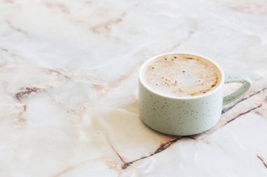 Mermer masada bir fincan kahve.