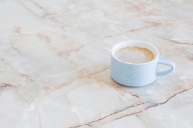 Mermer masada bir fincan kahve.