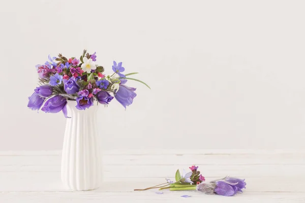 Bouquet di fiori viola primaverili su sfondo bianco — Foto Stock