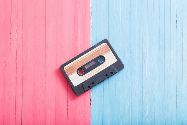Oude plastic cassette op houten achtergrond. Retro muziekconcept — Stockfoto