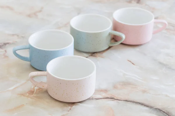 Tazas limpias sobre mesa de mármol — Foto de Stock