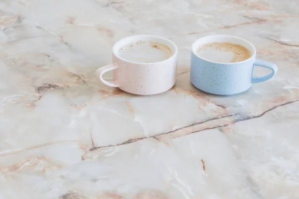 Secangkir kopi di atas meja marmer — Stok Foto