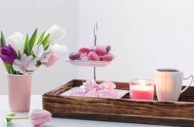  Lale vazo ve kahve beyaz backgrou tatlı ile