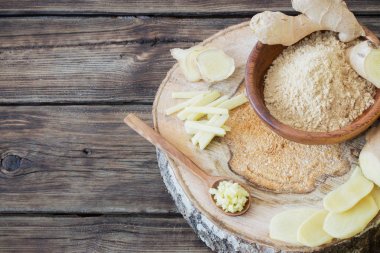 eski ahşap arka plan üzerinde zencefil