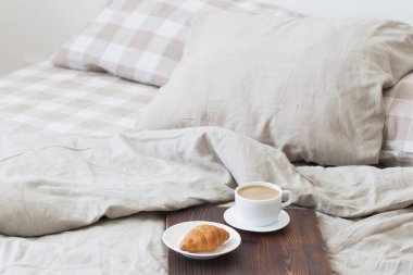 kahve yatak odasında yatağın üstüne tepsi