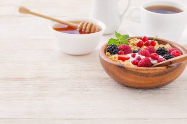 Granola Beyaz ahşap zemin üzerinde çilek ile